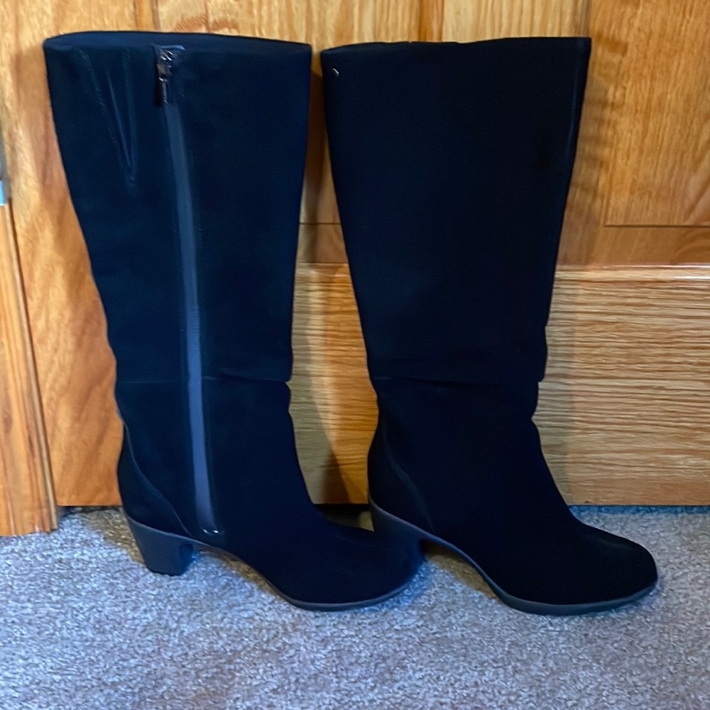 Clark’s high shaft, black suede high heeled boots never worn great condition